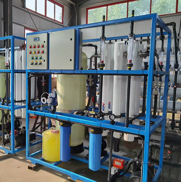 What are the requirements of reverse osmosis membrane systems for feed water quality